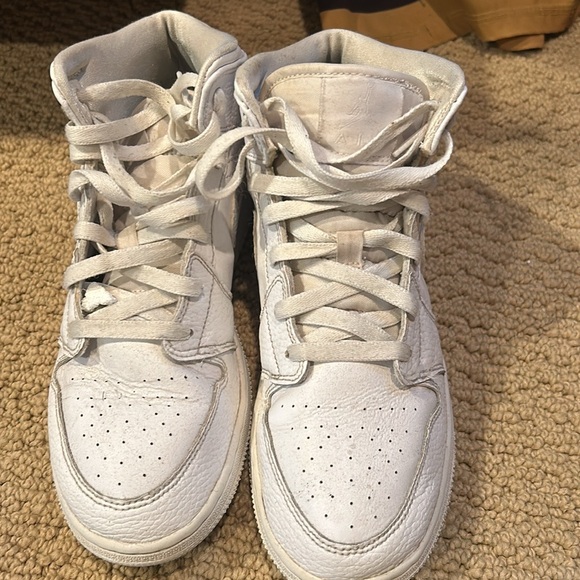 Air Jordon 1 mid /Youth 7 - Picture 4 of 4